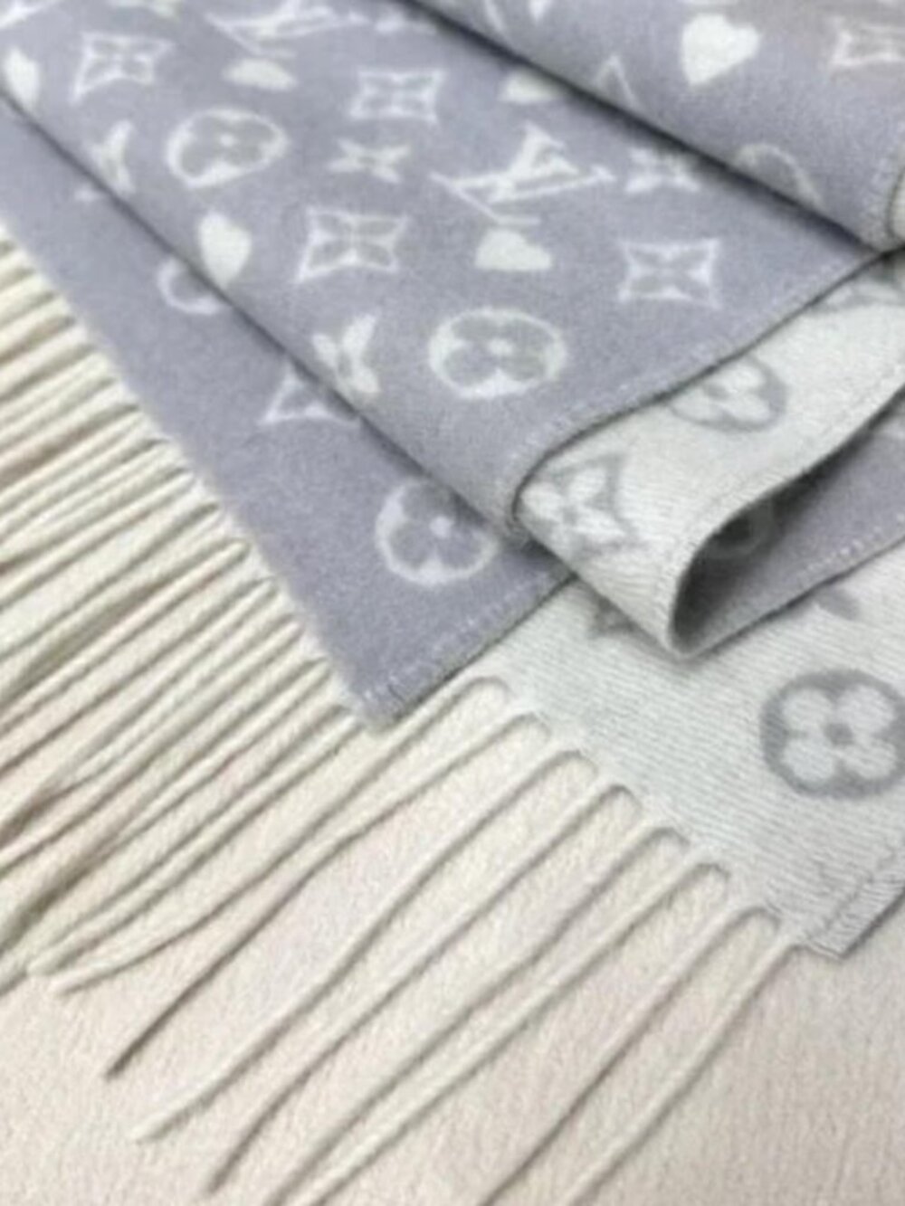 Louis Vuitton Monogram Cashmere Scarf – Grey & White - Picture 4 of 5